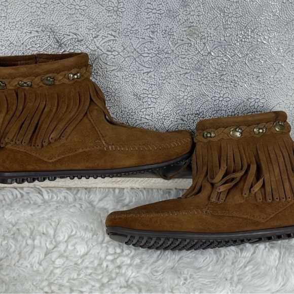 Minnetonka Hello Kitty Limited Edition Booties Brown Suede Leather NWT SZ 6 Rare - Picture 2 of 8